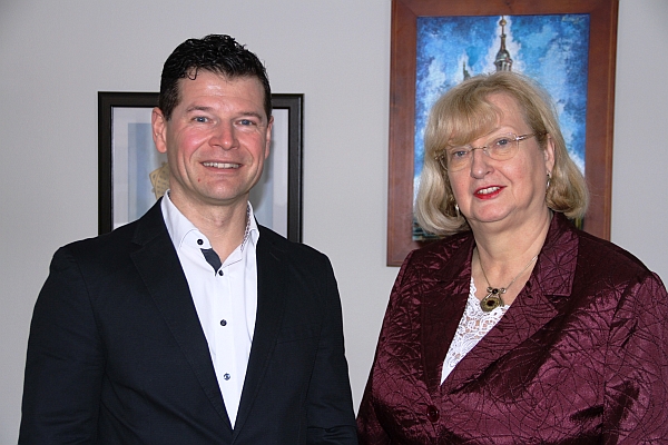 Oberbürgermeisterin Dr. Viola Hahn begrüßt Christian Hirschel als neuen Geschäftsführer des Technologie- und Gründerzentrums Gera.